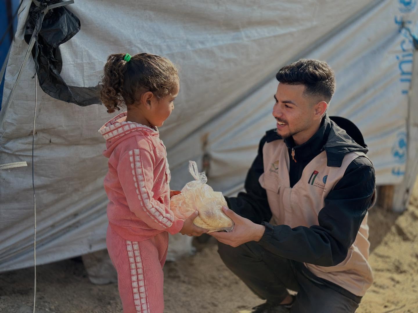 الخيرية الهاشمية تواصل تدخلاتها الإغاثية بتوزيع الخبز في غزة