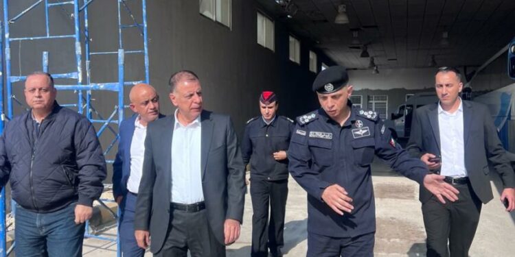 وزير الداخلية يتفقد الأعمال الإنشائية في جسر الملك حسين