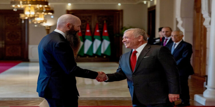 الملك يتقبل أوراق اعتماد عدد من السفراء