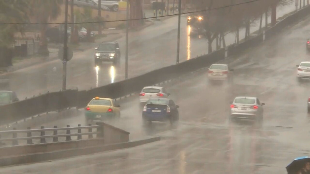 إدارة السير تجدد تحذيراتها بالتزامن مع تعمق تأثير المنخفض الجوي