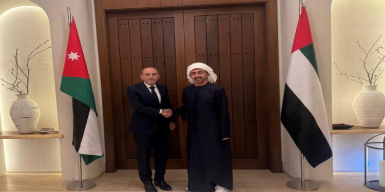 الصفدي يلتقي نظيره الإماراتي لبحث التعاون والقضايا الإقليمية