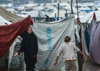 منخفض بيرون يعمق جراح غزة.. 14 شهيدا ودمار مبان وخيام