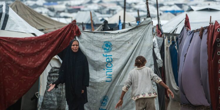 منخفض بيرون يعمق جراح غزة.. 14 شهيدا ودمار مبان وخيام