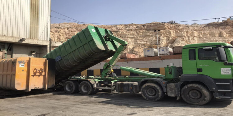 أمانة عمّان: إعادة 19 ألف دينار لمواطن رماها بالخطأ في حاوية نفايات