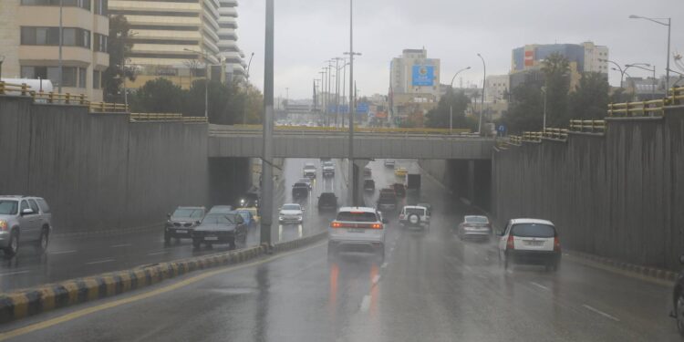 طقس بارد وأمطار غزيرة: تفاصيل المنخفض الجوي الذي يؤثر على الأردن