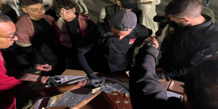 بمبادرة من ولي العهد والأميرة رجوة .. توزيع الكنافة في الدوحة