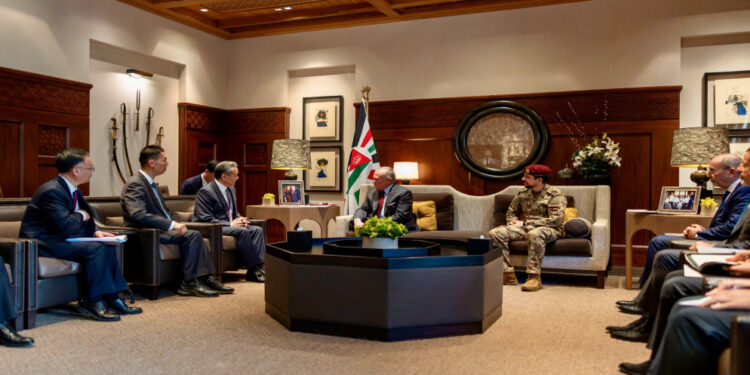 الملك يستقبل وزير الخارجية الصيني ويبحث سبل توطيد الشراكة الاستراتيجية