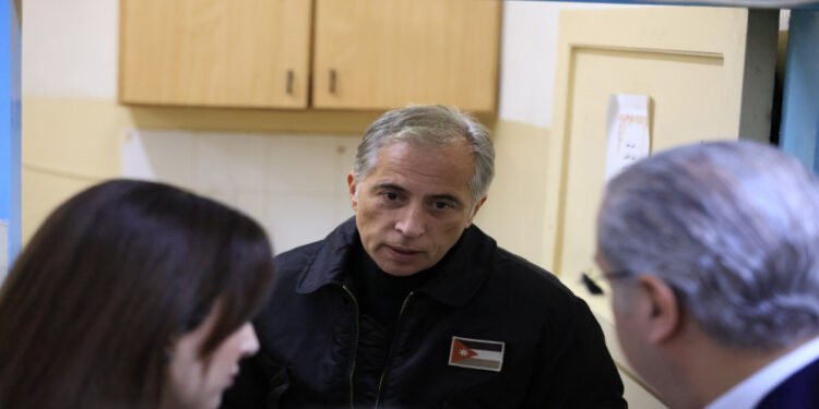 رئيس الوزراء يتفقد عدداً من المواقع في عين الباشا والبقعة وصافوط وأم الدنانير