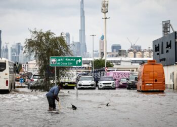 أمطار غزيرة في دبي والشارقة تغرق الشوارع وتعطل حركة المرور