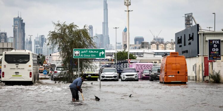 أمطار غزيرة في دبي والشارقة تغرق الشوارع وتعطل حركة المرور