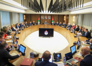 إيقاف العمل بقرارات تلزم إنهاء خدمات الموظفين ممن بلغت خدماتهم 30 سنة فأكثر