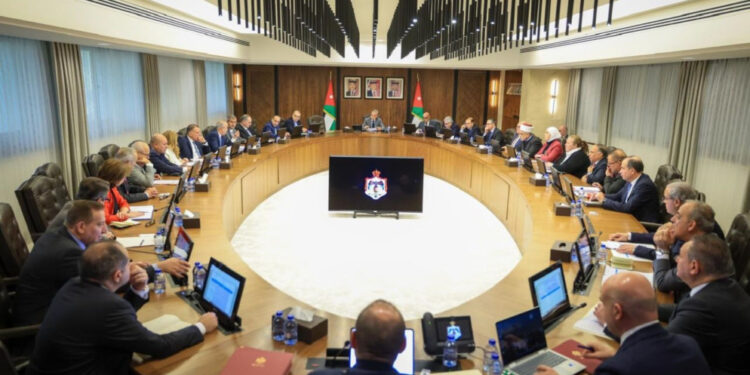 إيقاف العمل بقرارات تلزم إنهاء خدمات الموظفين ممن بلغت خدماتهم 30 سنة فأكثر