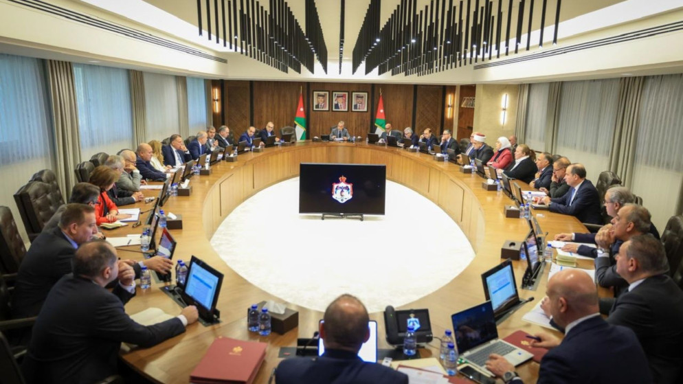 إيقاف العمل بقرارات تلزم إنهاء خدمات الموظفين ممن بلغت خدماتهم 30 سنة فأكثر