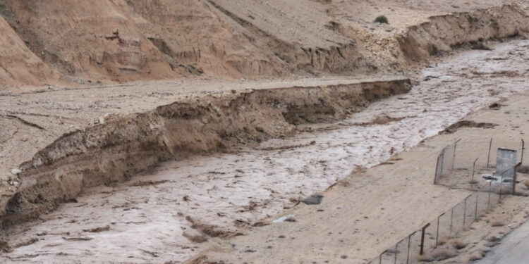 الأمن العام يدعو لتجنب أماكن تشكل السيول وتجمع مياه الأمطار