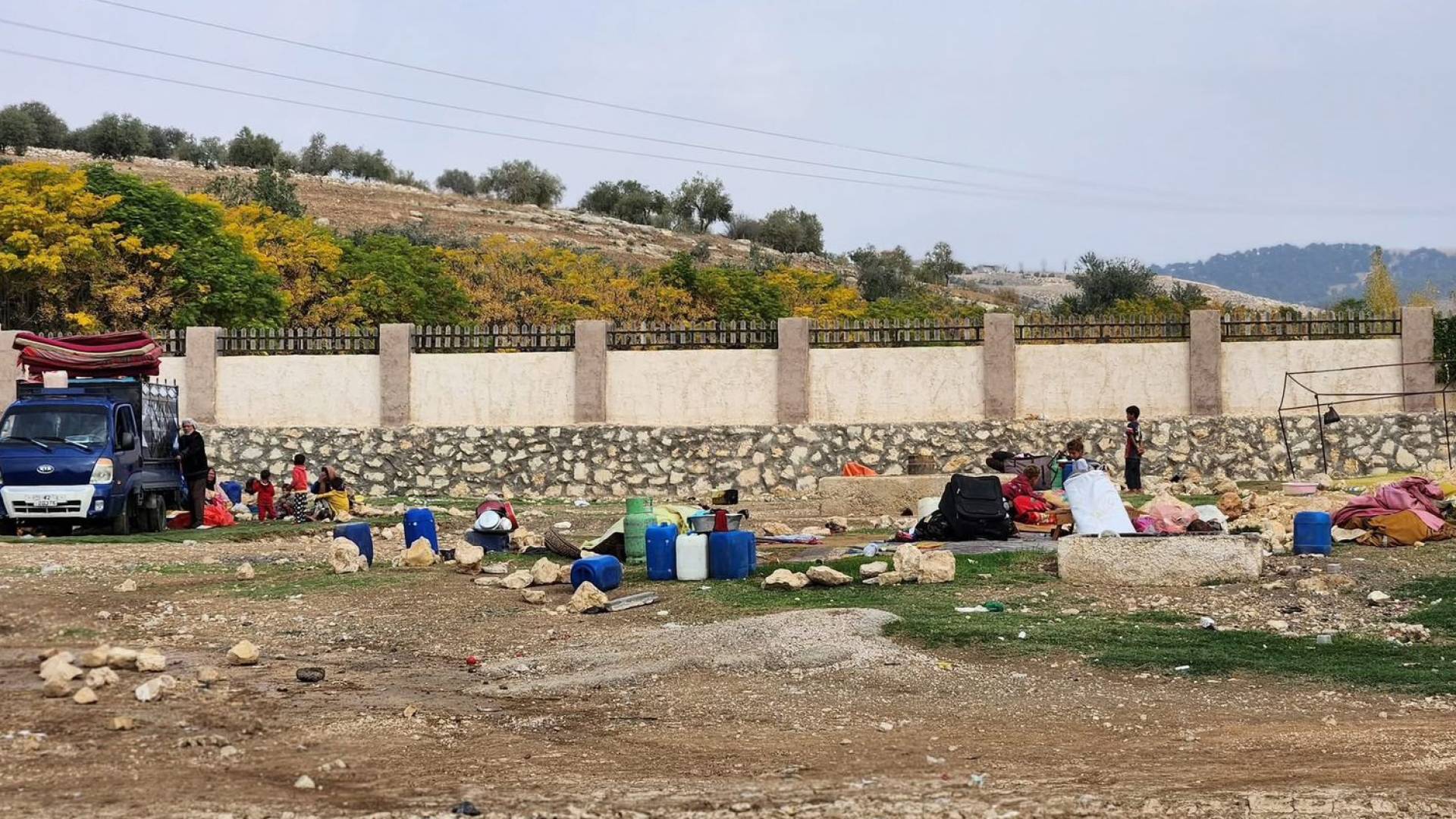 محافظ جرش يجلي 7 عائلات احترازيا