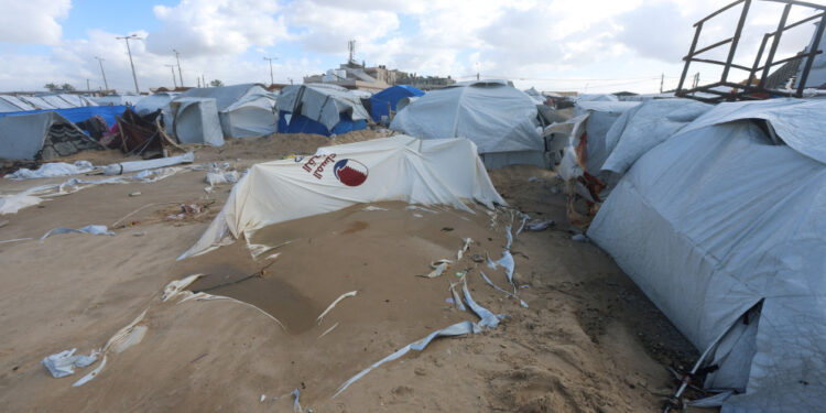 بلدية غزة : غرق آلاف الخيام وعشرات المناطق المنكوبة وسط انهيار الخدمات