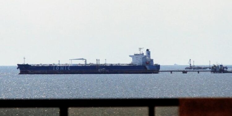 الرئيس الأميركي يفرض حصارا بحريا نفطيا على فنزويلا وكراكاس تعتبره تهديد بشع