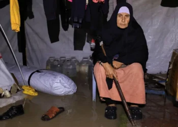 الأمطار تغرق مستشفى الشفاء والبرد يقتل رضيعا في غزة