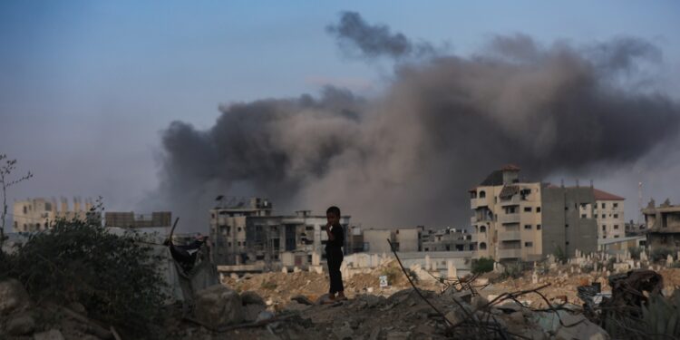 الاحتلال يواصل خرق اتفاق وقف النار في غزة ويقصف الضفة بالمروحيات