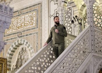 بـ ملابس دخول دمشق .. الشرع يخاطب السوريين من منبر الأموي