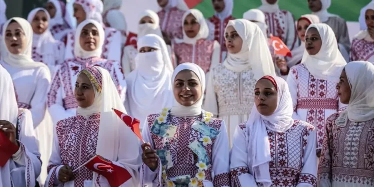 زفاف جماعي في غزة لـ200 عريس وعروس رغم الحصار والدمار