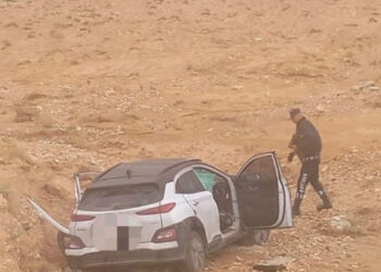 وفاتان و3 إصابات خطرة بتدهور مركبة على الطريق الصحراوي