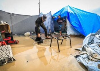 انهيار 4 مبان في غزة بسبب المنخفض الجوي والفيضانات تغمر القطاع