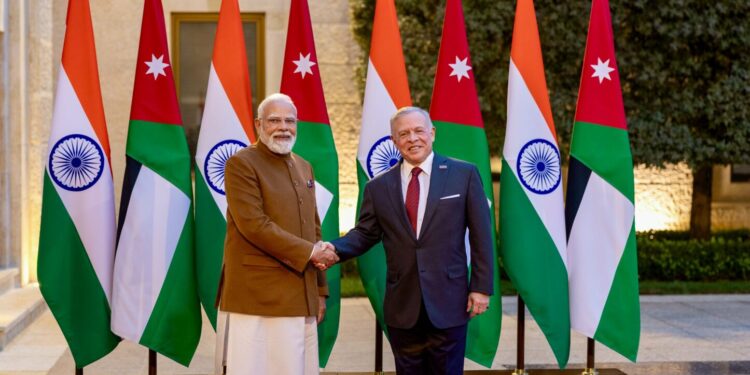 الملك يعقد مباحثات مع رئيس الوزراء الهندي في قصر الحسينية