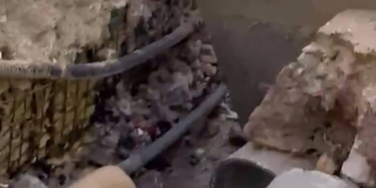 انهيار كبير في أحد شوارع قرية عراق الكرك