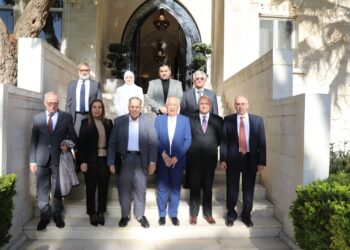 رئيس الديوان الملكي يلتقي وفدا من جماعة عمان لحوارات المستقبل