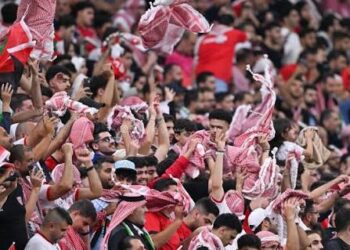 أردني يطلق مبادرة “هَدبتلّي” ويوزع أكثر من 10 آلاف علم وشماغ دعمًا للمنتخب في كأس العرب