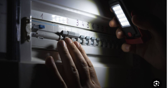 وزير الطاقة: إعفاء المشتركين من أجور إعادة التيار الكهربائي في المرة الأولى