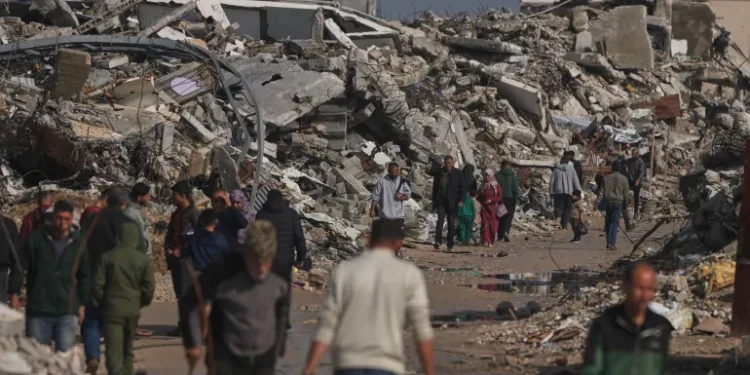 غارات وقصف ونسف متواصل يستهدف مناطق واسعة في قطاع غزة