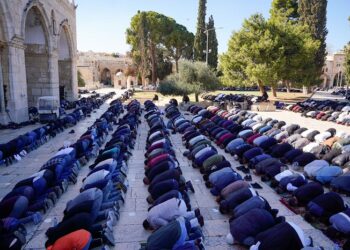 60 ألفًا يُؤدون صلاة الجمعة في المسجد الأقصى