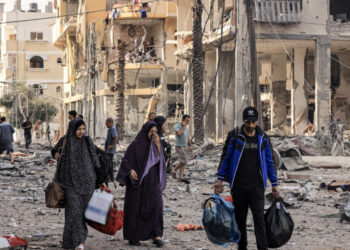 العراق يُجلي مواطنين عالقين في غزّة عبر الأردن