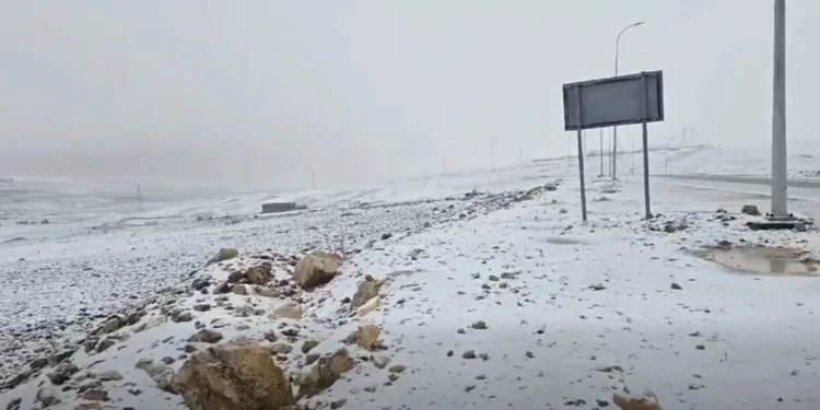 تراكم الثلوج فوق مرتفعات الطفيلة