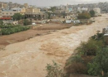 ارتفاع منسوب المياه وجريان قوي لسيل الزرقاء نتيجة الأمطار الغزيرة