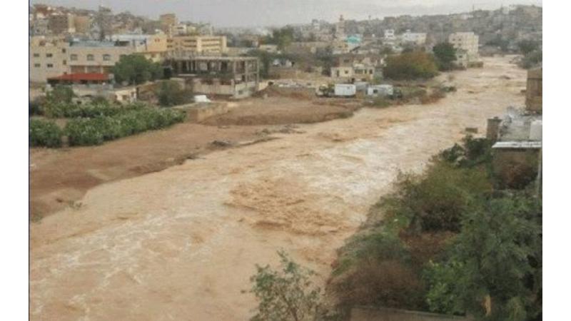 ارتفاع منسوب المياه وجريان قوي لسيل الزرقاء نتيجة الأمطار الغزيرة