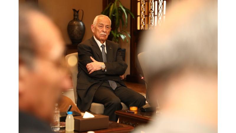 العيسوي ينقل تمنيات الملك وولي العهد بدوام الصحة للوزير ارشيدات