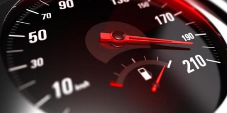 ضبط مركبة تسير بسرعة 198 كم/ ساعة على الطريق الصحراوي