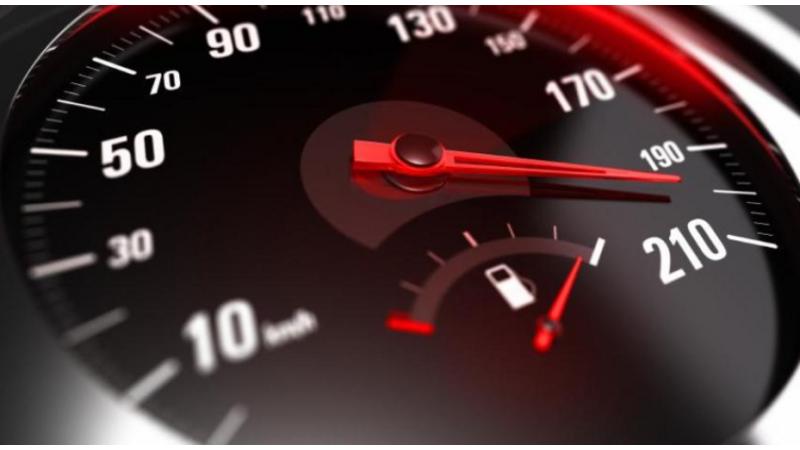 ضبط مركبة تسير بسرعة 198 كم/ ساعة على الطريق الصحراوي