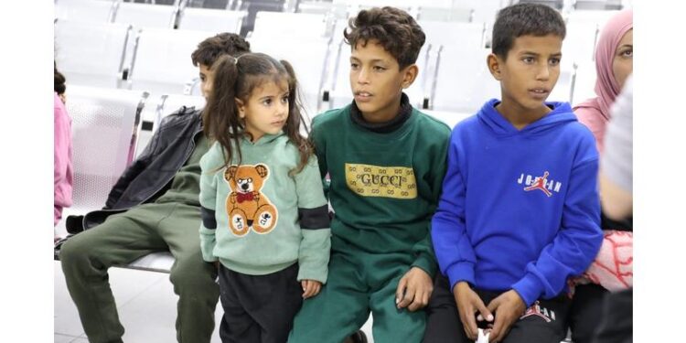 القوات المسلحة تُجلي الدفعة الـ18 من أطفال غزة المرضى للعلاج في الأردن