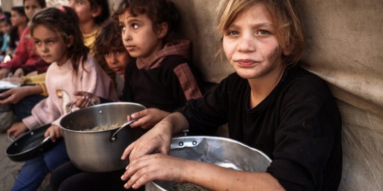 الأمم المتحدة ومنظمات إغاثة: الاحتلال يعرقل العمليات الإنسانية والإمدادات تتكدس خارج غزة