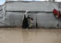 رياح قوية وأمطار غزيرة تقتلع وتغرق خيام النازحين في غزة