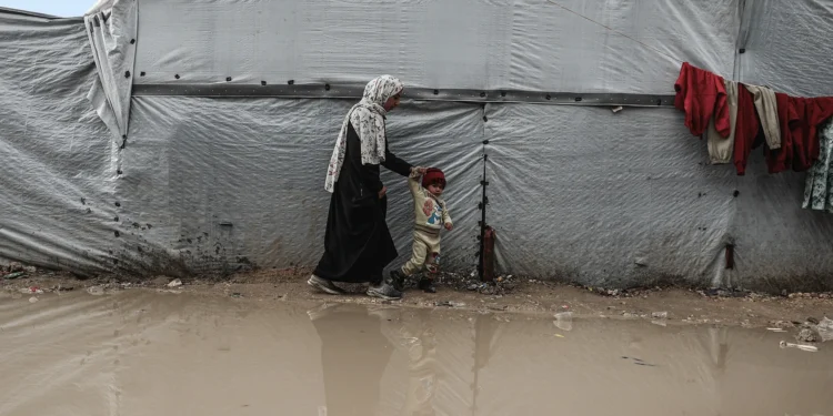 رياح قوية وأمطار غزيرة تقتلع وتغرق خيام النازحين في غزة