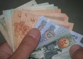 وزير المالية: الحكومة ستنظر بزيادة الرواتب في موازنة عام 2027