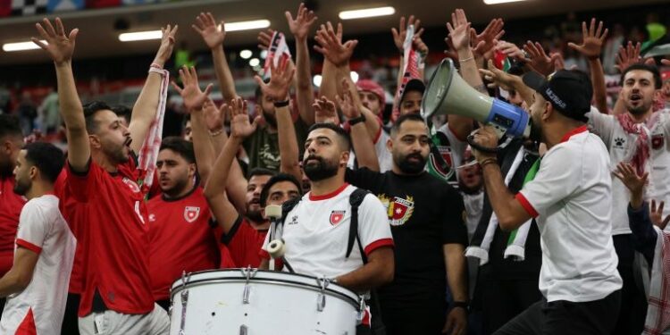 الجماهير الأردنية تترقب بحماس لقاء النشامى بالمنتخب السعودي بنصف نهائي كأس العرب