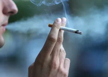 لماذا يكون الشتاء أخطر على المدخنين؟ اكتشف الأضرار والنصائح