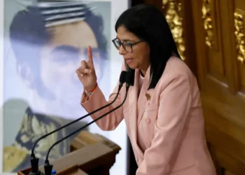 المحكمة العليا في فنزويلا تأمر نائبة الرئيس بتولي الرئاسة مؤقتا