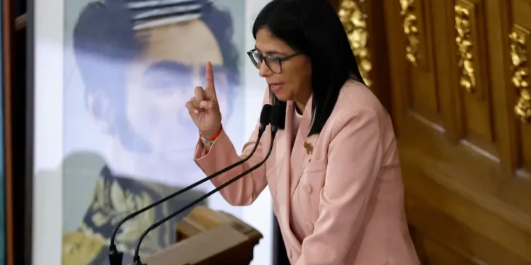 المحكمة العليا في فنزويلا تأمر نائبة الرئيس بتولي الرئاسة مؤقتا